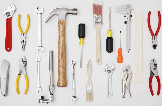Quels sont les outils incontournables pour les travaux domestiques ?