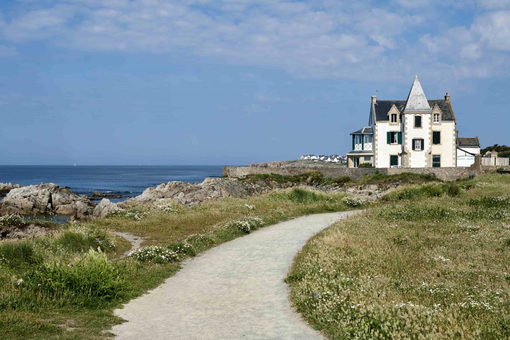 Un manoir blanc sur les côtes anglaises