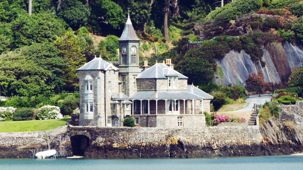 Un maison en bord de mer qui ressemble à un chateau