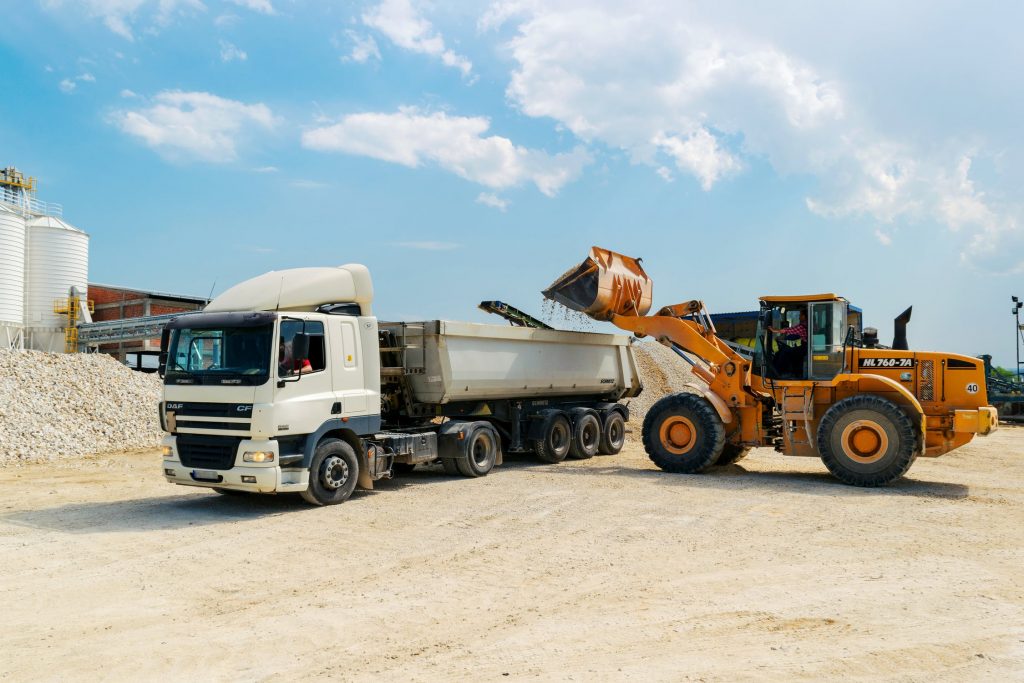 Chargement d'un camion-benne avec du gravier pour un chantier de BTP