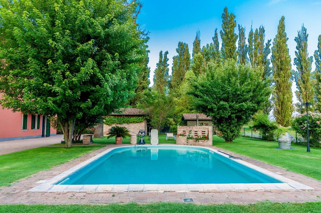 piscine rectangulaire dans un jardin arboré