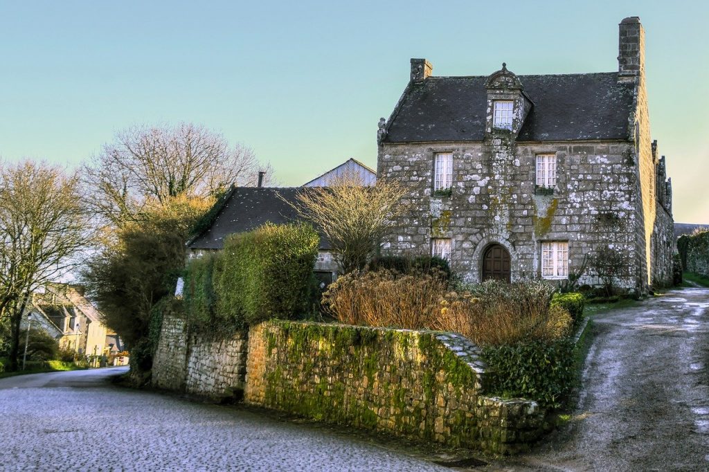 maison en pierre avec rue devant