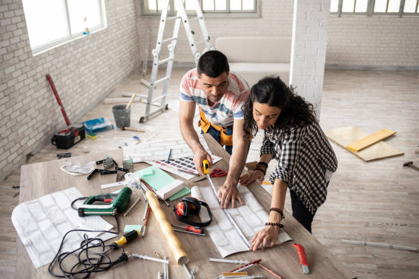 Couple qui entreprend des travaux de rénovation dans sa maison