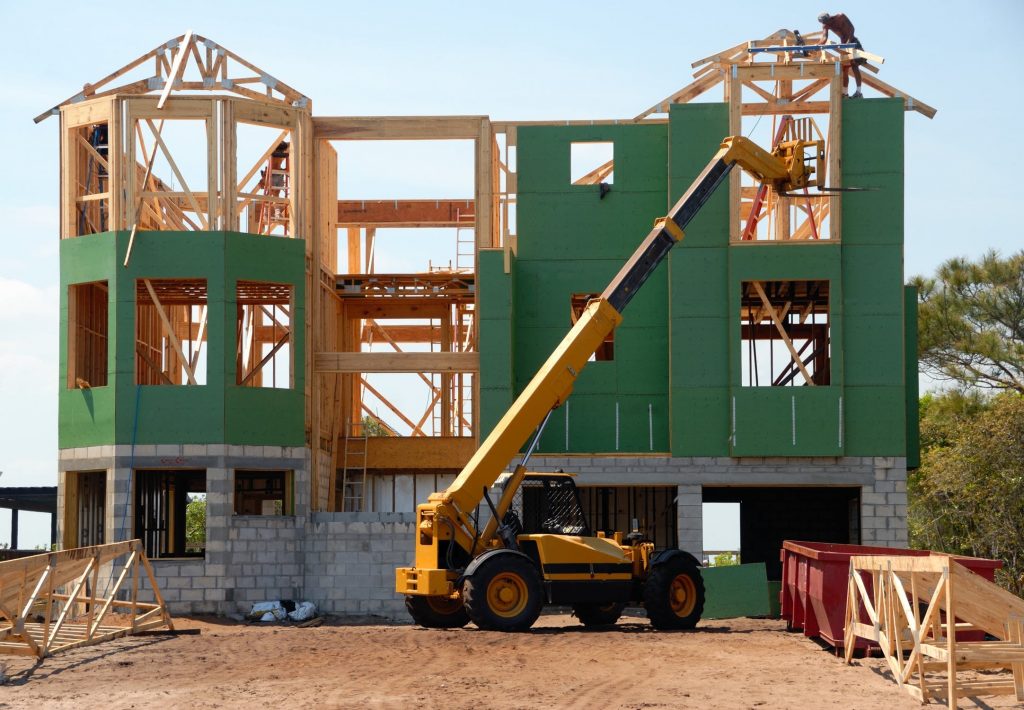 Chantier d'une maison en construction avec des engins de BTP