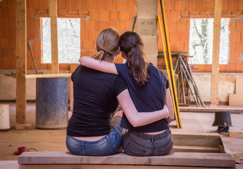 deux femmes sur un chantier de rénovation